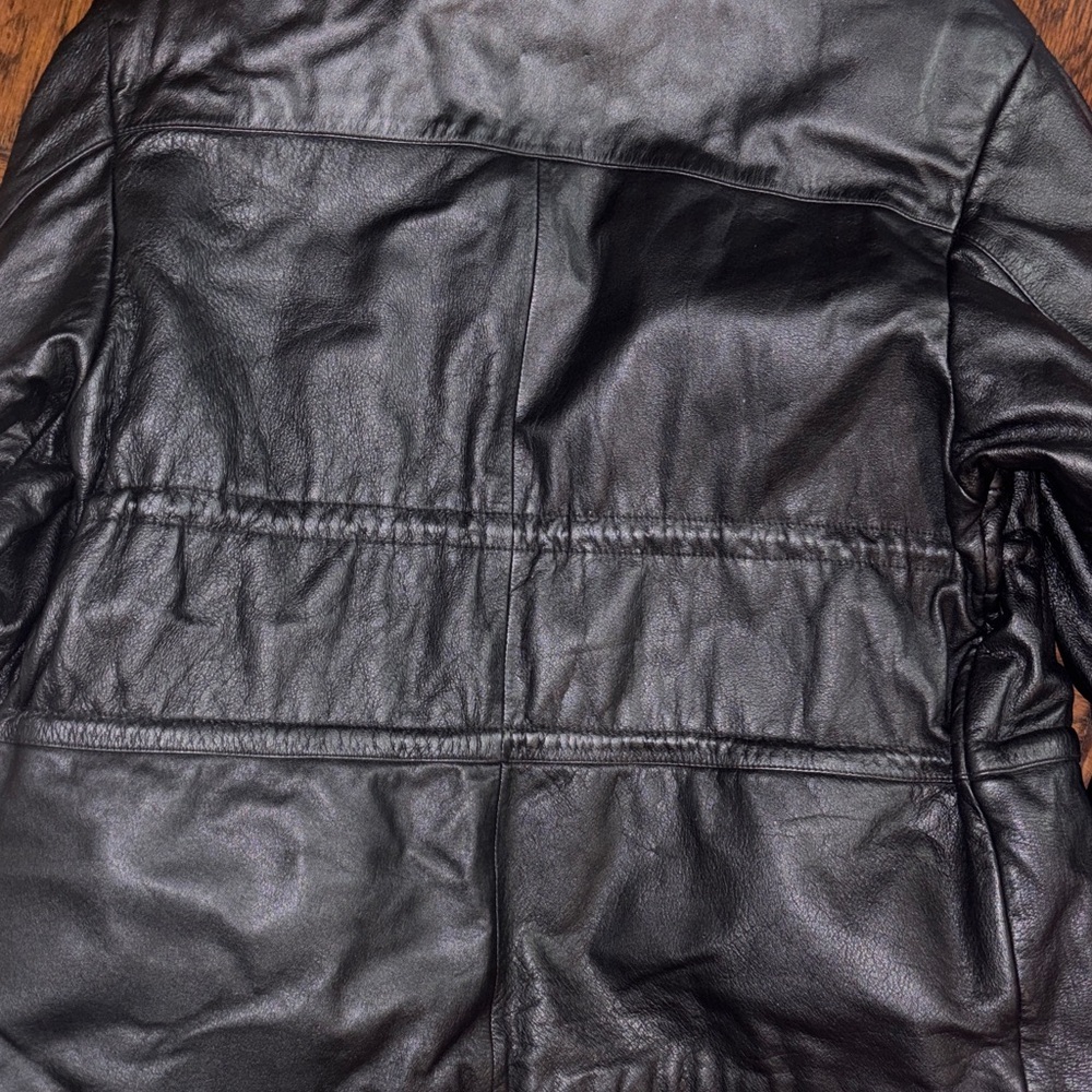 Vintage Wilson’s leather jacket with cute detailing and timeless look - Picture 6 of 14
